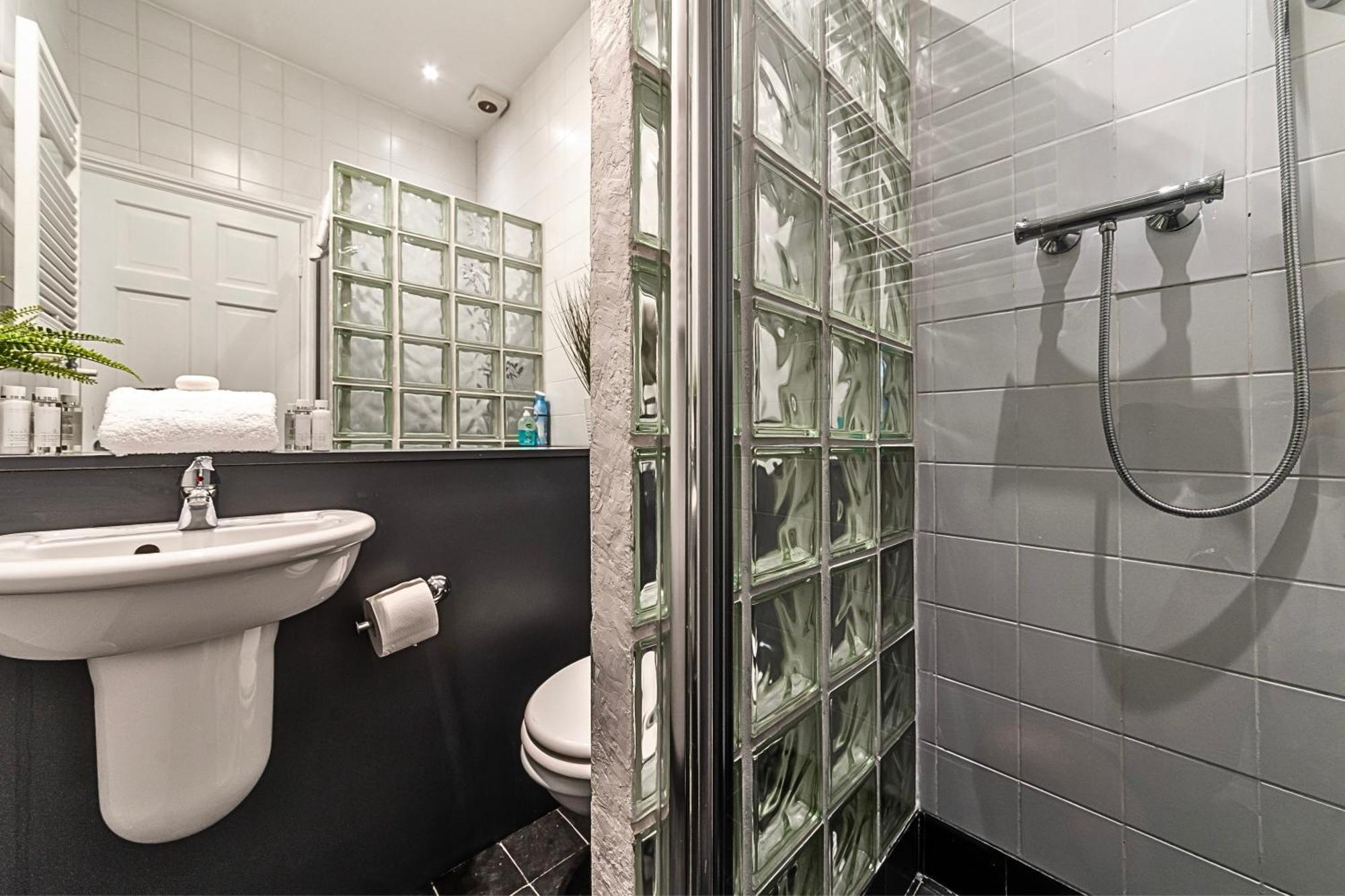 The Secret Kensington Garden Mews-2 Bedroom Full House-2 Train Lines- Spacious-Kings Road- Harrods -Chelsea Stadium-Private Small Patio Londres Exterior foto