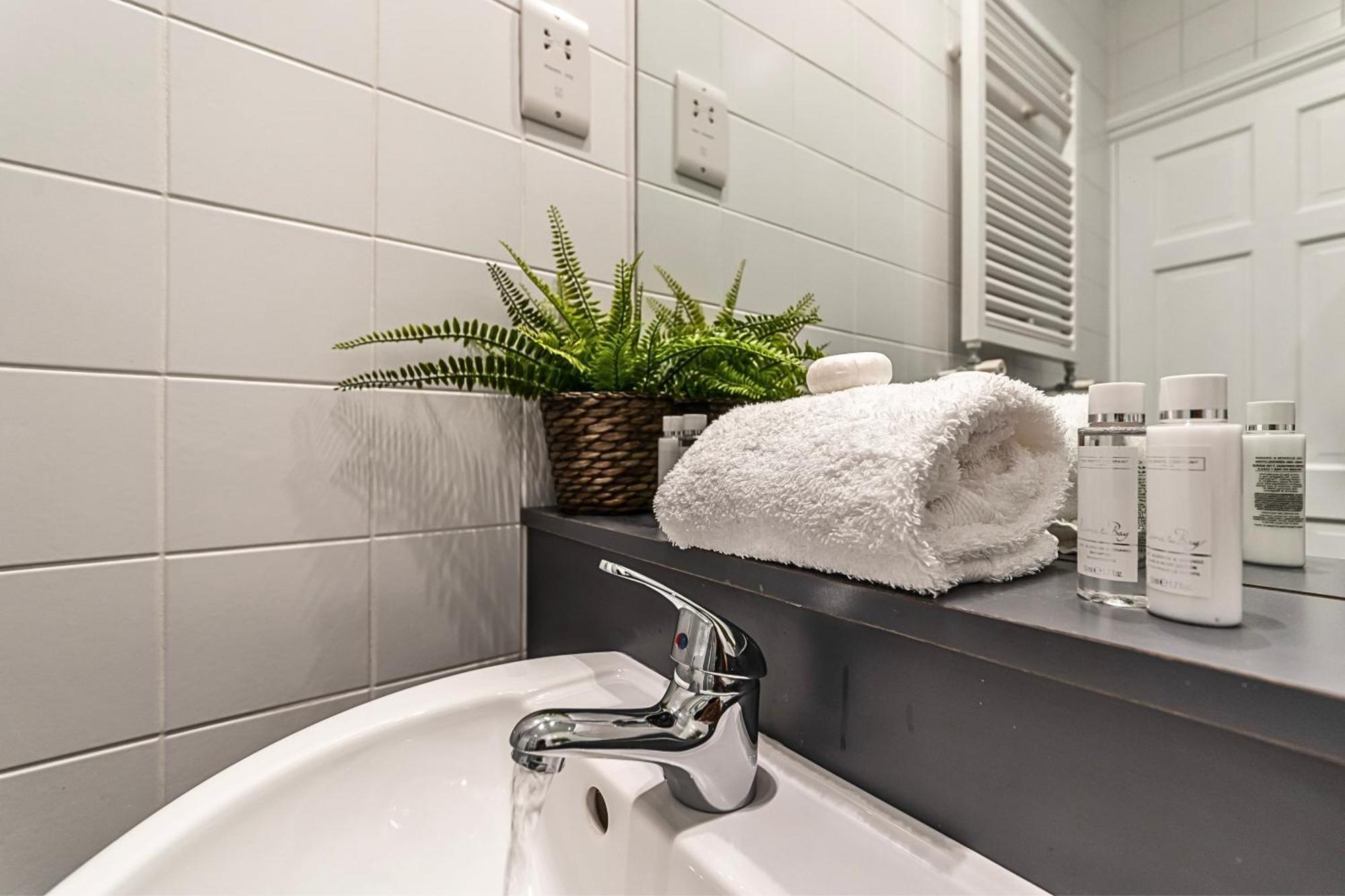 The Secret Kensington Garden Mews-2 Bedroom Full House-2 Train Lines- Spacious-Kings Road- Harrods -Chelsea Stadium-Private Small Patio Londres Exterior foto