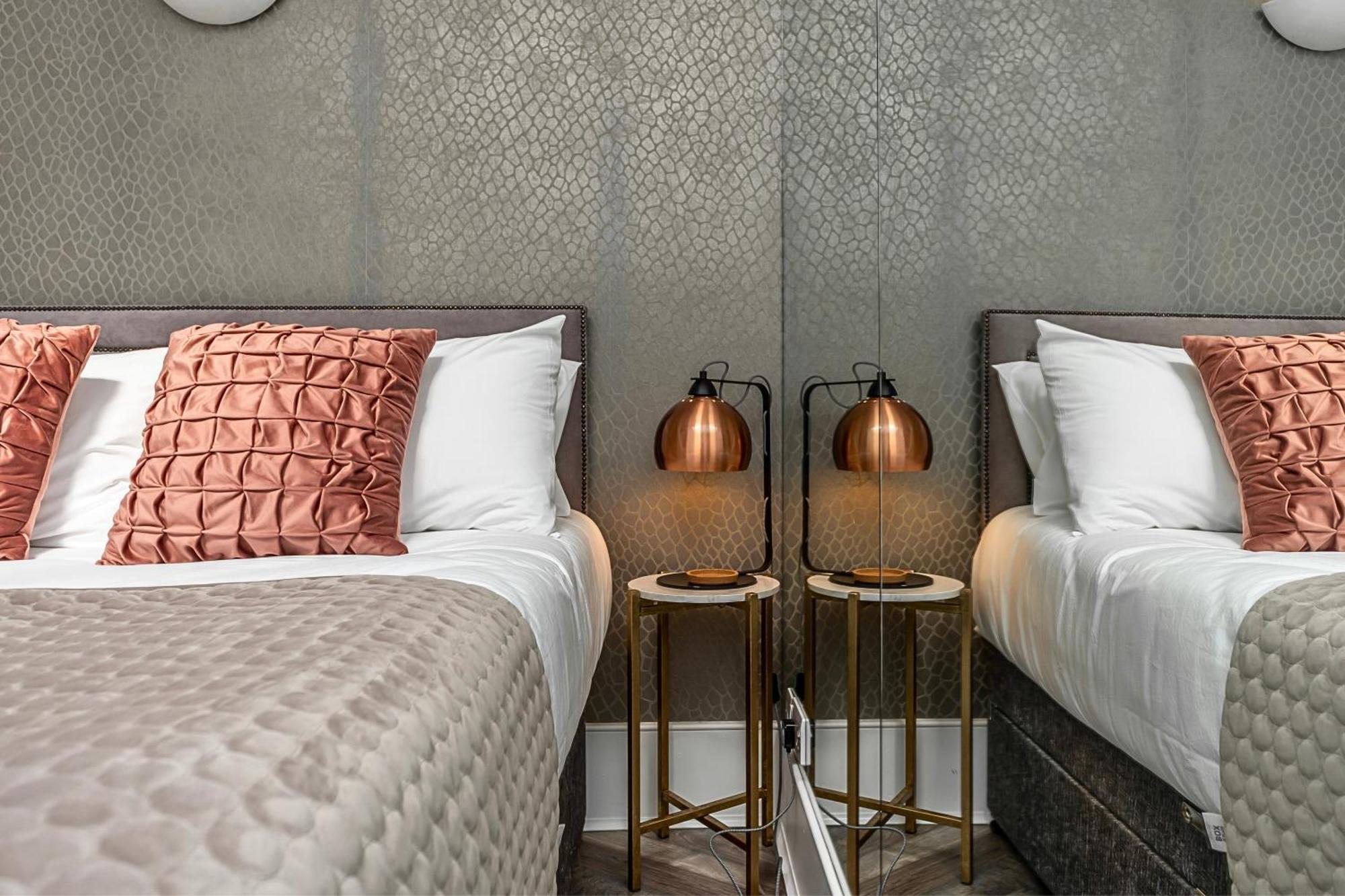 The Secret Kensington Garden Mews-2 Bedroom Full House-2 Train Lines- Spacious-Kings Road- Harrods -Chelsea Stadium-Private Small Patio Londres Exterior foto