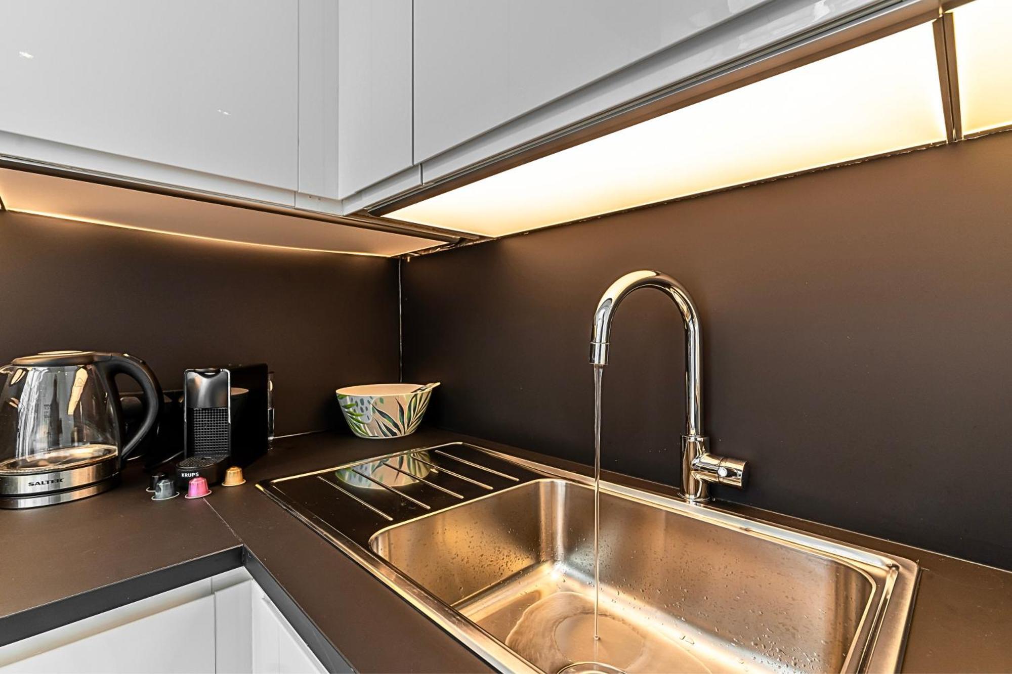 The Secret Kensington Garden Mews-2 Bedroom Full House-2 Train Lines- Spacious-Kings Road- Harrods -Chelsea Stadium-Private Small Patio Londres Exterior foto