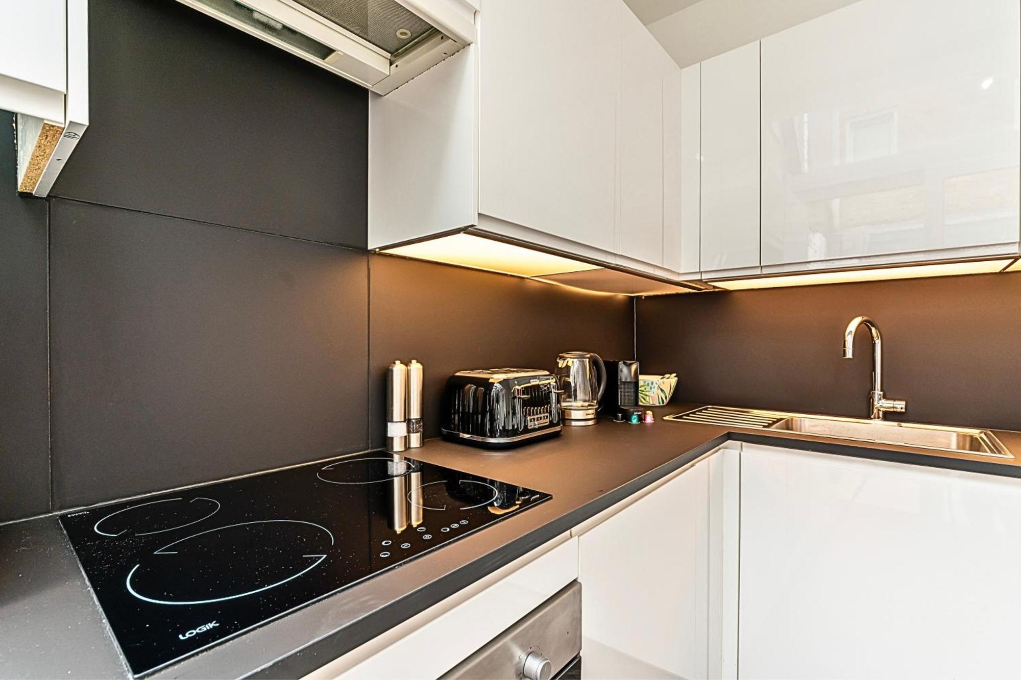 The Secret Kensington Garden Mews-2 Bedroom Full House-2 Train Lines- Spacious-Kings Road- Harrods -Chelsea Stadium-Private Small Patio Londres Exterior foto