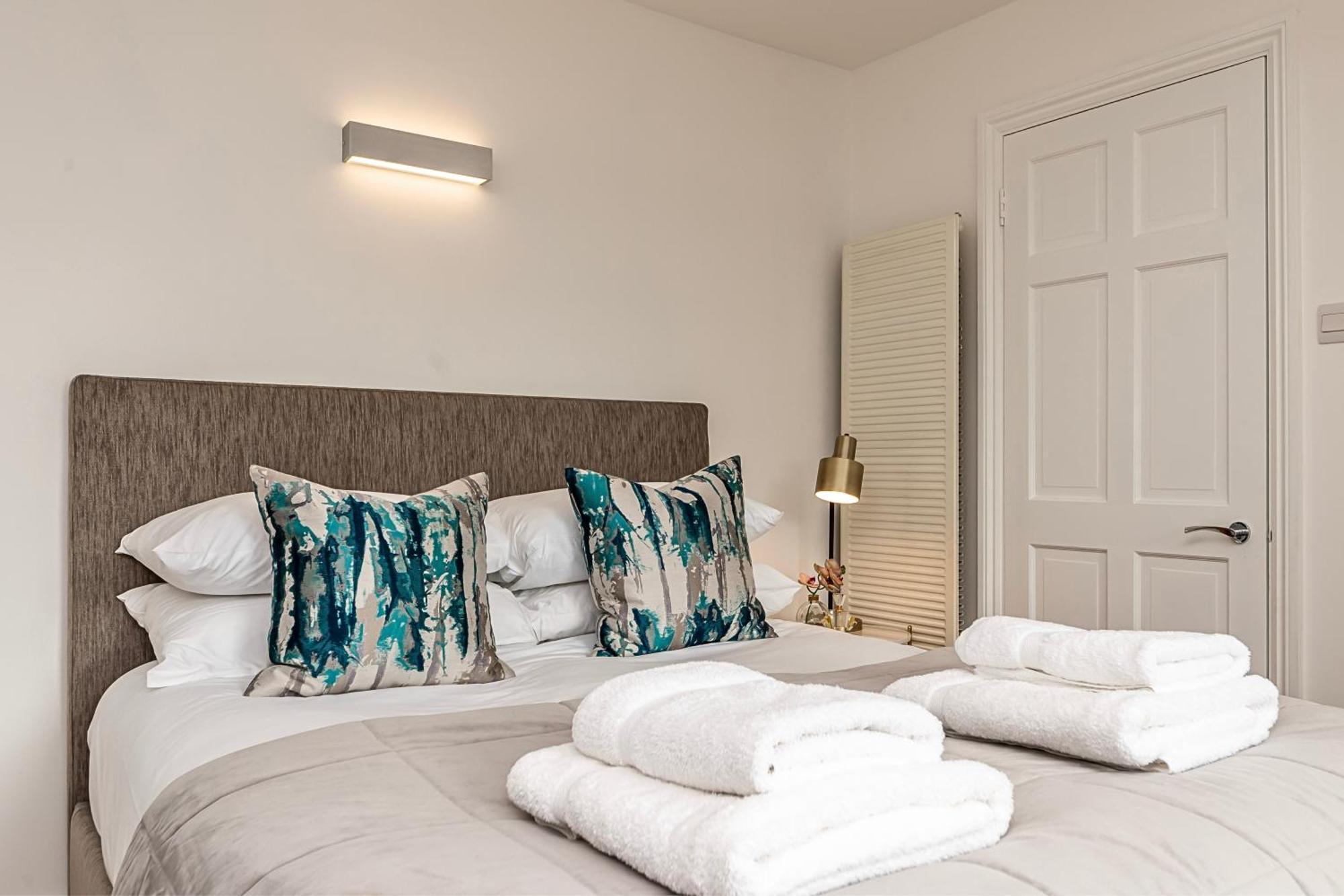 The Secret Kensington Garden Mews-2 Bedroom Full House-2 Train Lines- Spacious-Kings Road- Harrods -Chelsea Stadium-Private Small Patio Londres Exterior foto