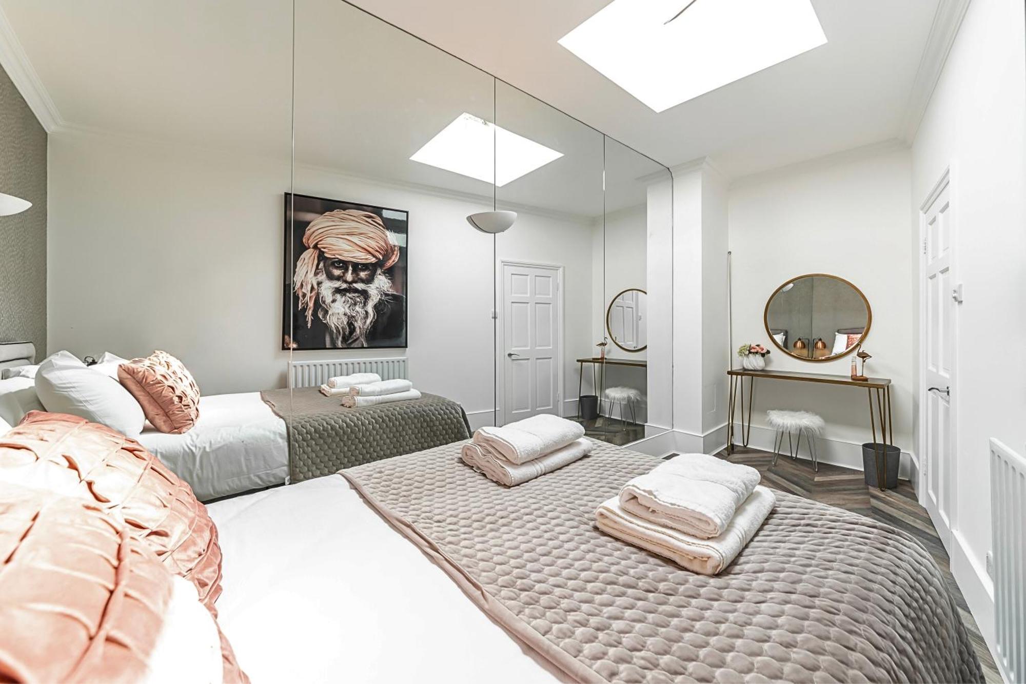 The Secret Kensington Garden Mews-2 Bedroom Full House-2 Train Lines- Spacious-Kings Road- Harrods -Chelsea Stadium-Private Small Patio Londres Exterior foto