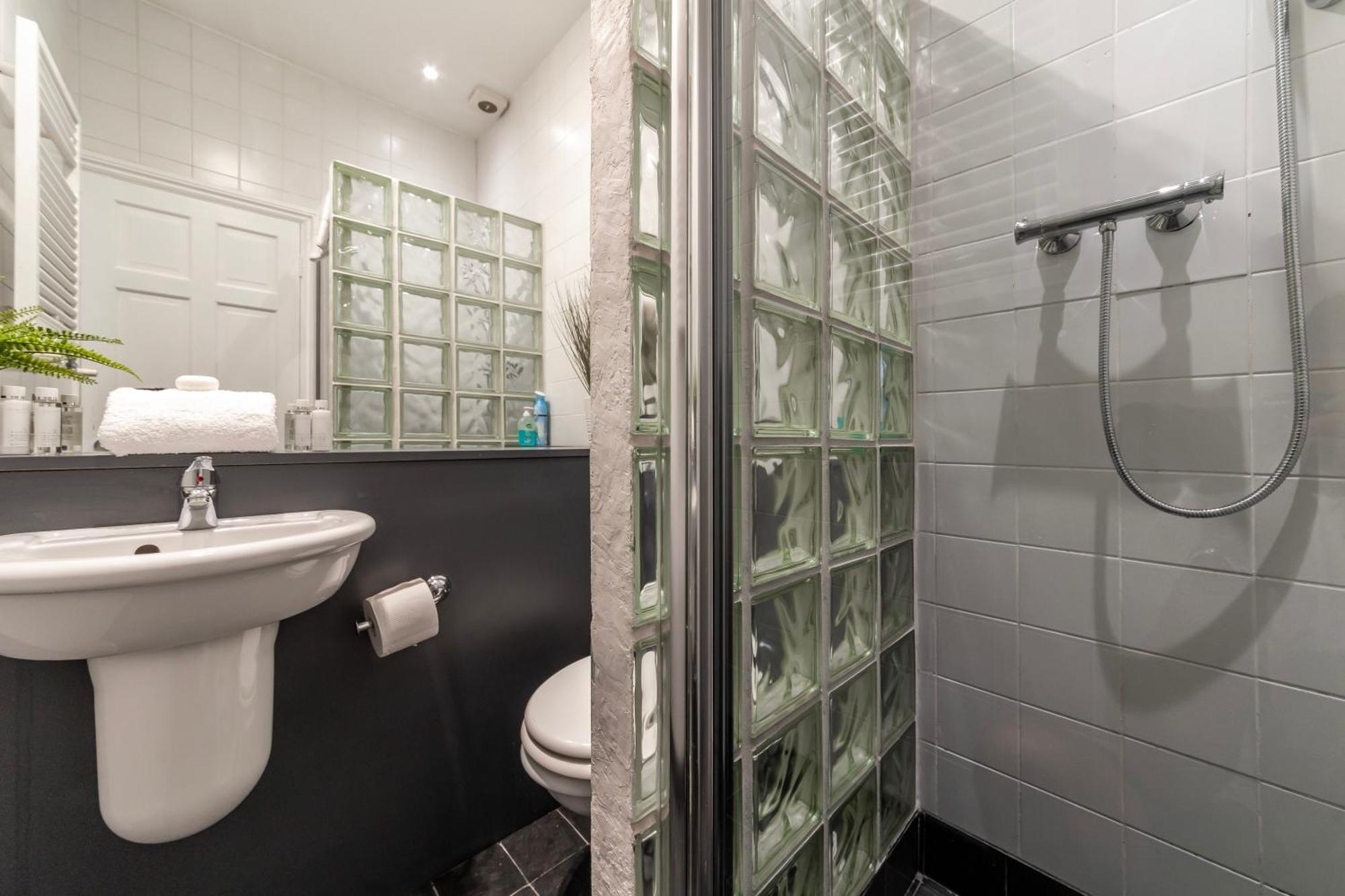 The Secret Kensington Garden Mews-2 Bedroom Full House-2 Train Lines- Spacious-Kings Road- Harrods -Chelsea Stadium-Private Small Patio Londres Exterior foto